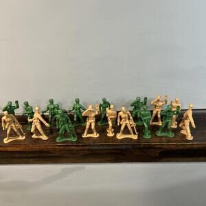VTG Greenbrier International Large 4" Plastic Army Men Toy Soldiers Lot of 18